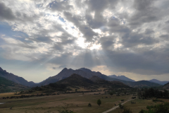 El cielo se abre sobre la montaña